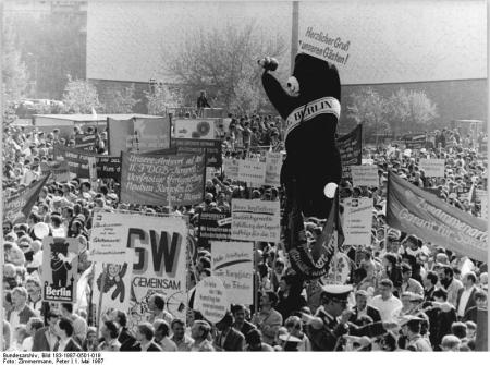 Berlin, 1. Maidemonstration Karl-Marx-Allee
